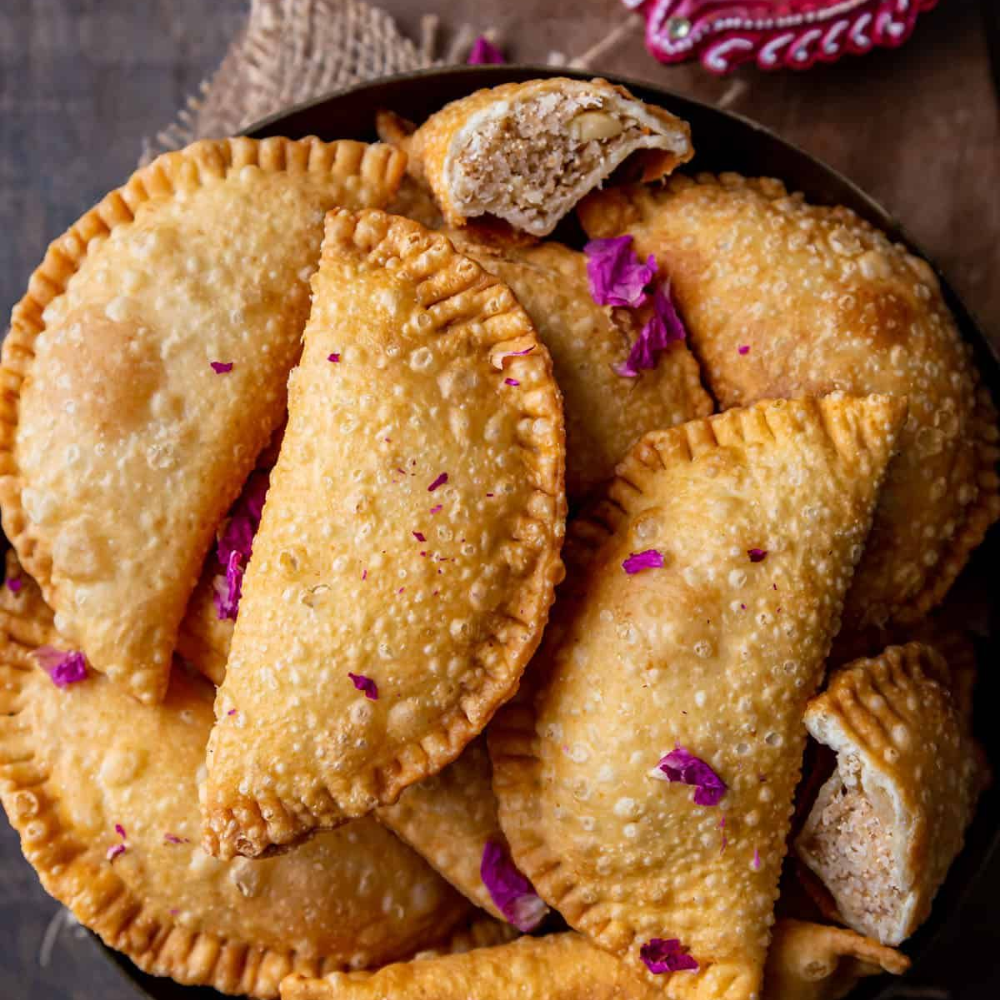 kajjikayalu (crispy coconut gujiya / karanji)